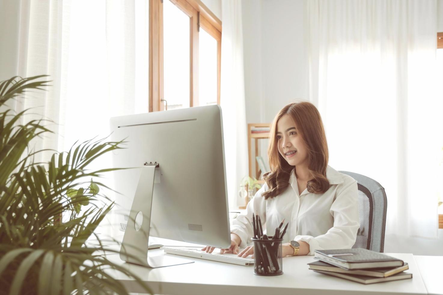 Close-up van code editor met JavaScript game logic en API integraties op scherm